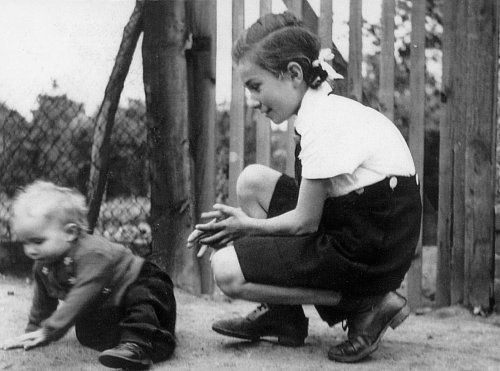 Brigitte Reimann und Schwester Dorli im Sommer 1944 (Foto: Literaturzentrum Neubrandenburg, BRA)