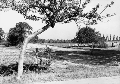 Hoyerswerda, 1956 noch unberührte Landschaften, wo später die Kühnichter Straße, die spätere Magistrale, verlaufen wird. (Foto: Paul Noack, Literaturzentrum Neubrandenburg)