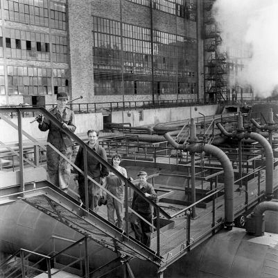 Brigitte Reimann mit Kollegen der Rohlegerbrigade (Foto: Gerhard Kiesling; Fotoarchiv Aufbau-Verlag, Berlin)
