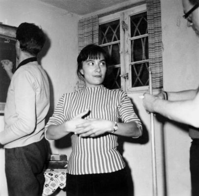 Brigitte Reimann beim Billards spielen im Schriftstellerheim Petzow (Foto: Literaturzentrum Neubrandenburg, BRA)