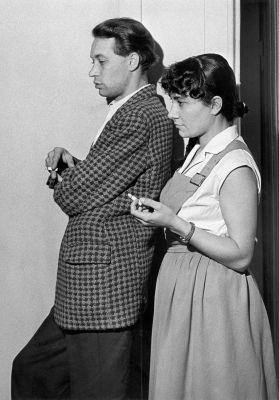 Brigitte Reimann und Siegfried Pitschmann rauchend (Foto: Gerhard Kiesling, Literaturzentrum Neubrandenburg)