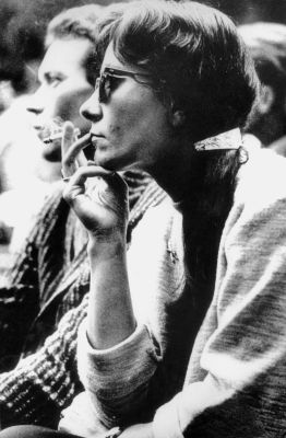 Brigitte Reimann, im Hintergrund Siegfried Pitschmann (Foto: Thomas Billhardt, Literaturzentrum Neubrandenburg)