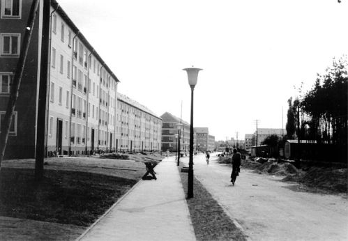Wohnkombinat in der Liselotte-Hermann-Straße zu Zeiten des Aufbaus. Brigitte Reimann wohnte hier in der Nummer 20, Vierter Aufgang von vorn. (Foto: Stadt Hoyerswerda)