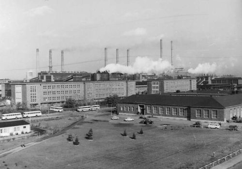 Eine Postkarte zeigt die "Schwarze Pumpe" in den 80er Jahren: Im Vordergrund rechts die Zentralküche, dahinter die "Waschkauen" (Umkleidekabinen), im Hintergrund Brikettfabriken und Kraftwerke. (Foto: LAUBAG)
