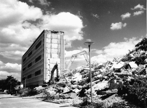 Die Ferdinand-von-Schill-Straße im Jahr 2000. 1998 begann der "Rückbau" leerstehender Häuser in Hoyerswerda.