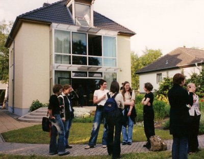 Studenten vor dem Haus in der Gartenstraße 6. Am 1. September 2006 feierte das Literaturzentrum seinen 35. Geburtstag (Foto: Margrid Bircken).